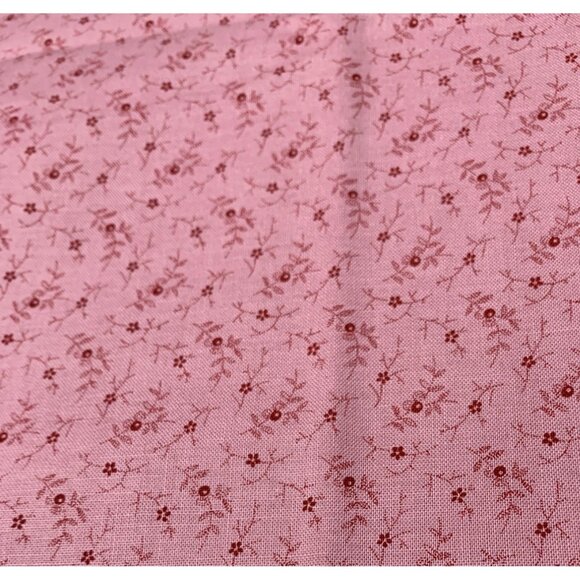 Vintage-Look 1/2 Yard Cotton Fabric with Red Floral Design By Henry Glass 42" Wi - Picture 1 of 7